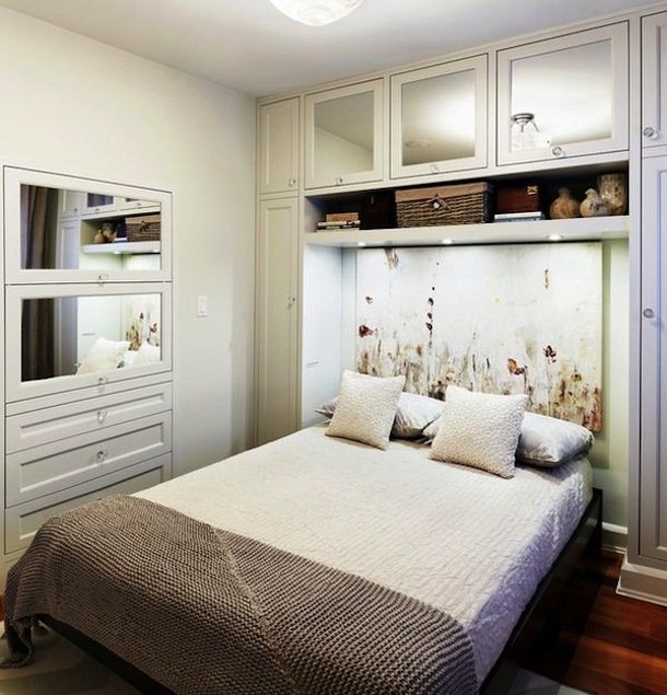 Интерьер небольшой спальни в белом цвете