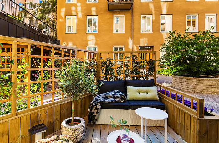 Патио на балконе маленькой квартиры-студии в Швеции