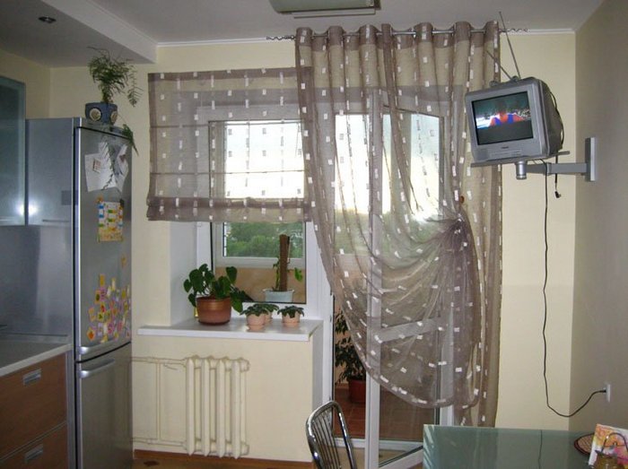 простая и римская штора в кухне с балконом