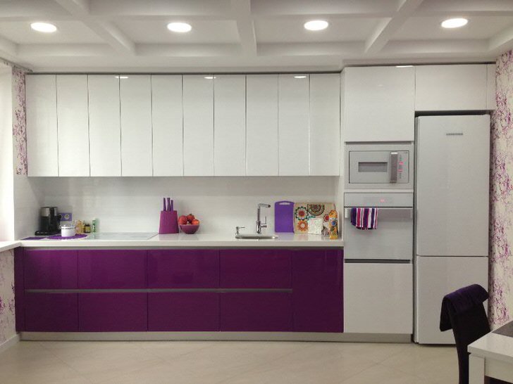 Мебельный гарнитур белого и темно-фиолетового цвета