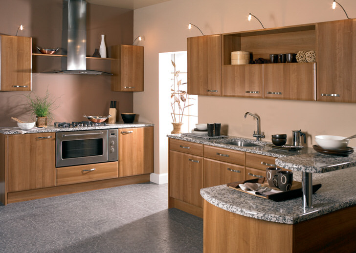 Светло-коричневый гарнитур из натурального дерева для кухни площадью 12 квадратных метров. Сэкономить пространство позволяет встроенная техника.