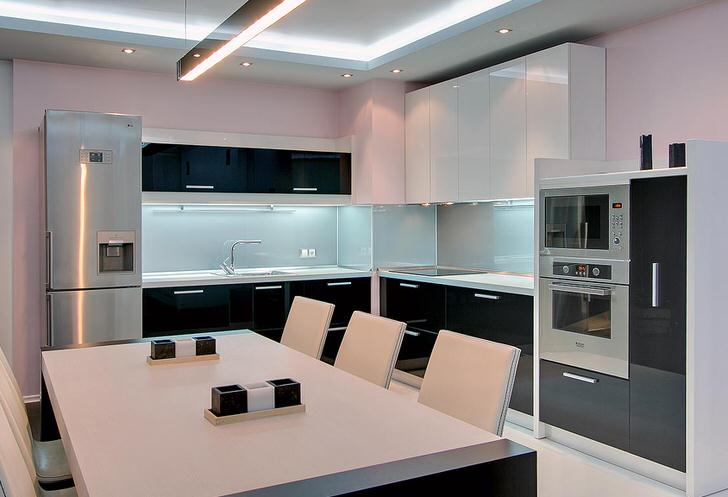 Бело-черная кухня с встроенной техникой - правильный дизайнерский проект для небольшого помещения.