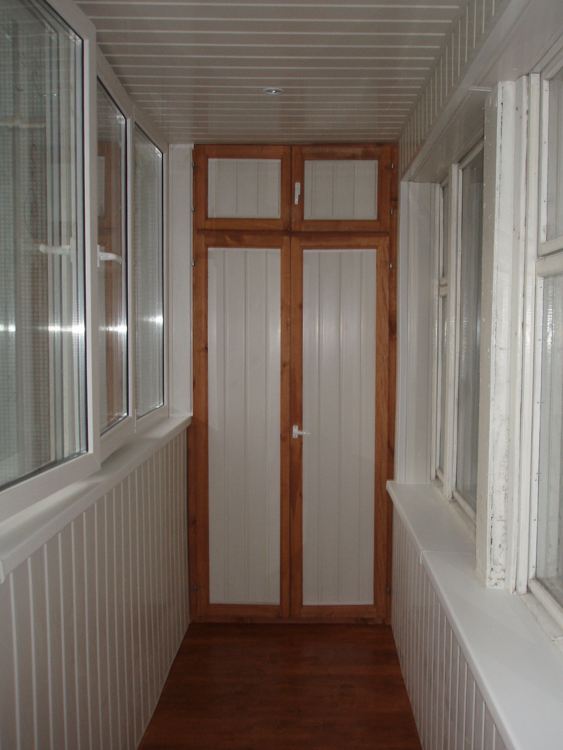 Встроенный шкаф с двумя отсеками и распашными дверями