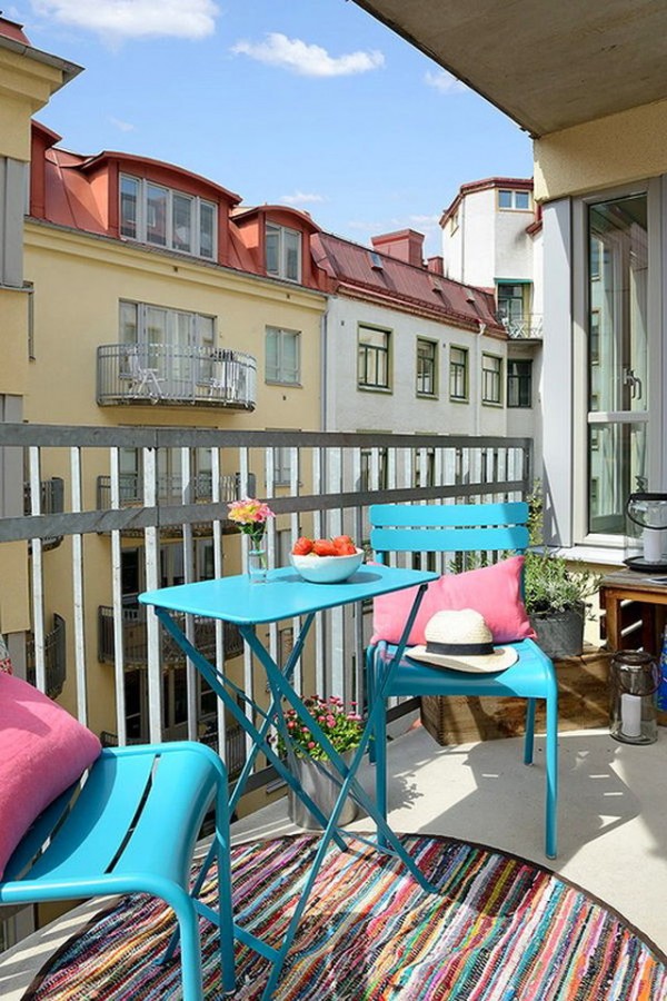 Складной столик голубого цвета для балкона
