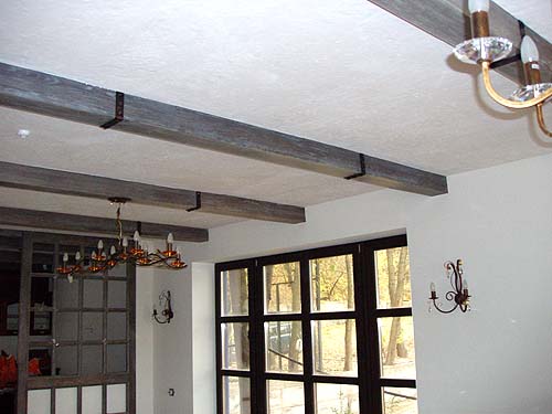Как отделать балки на потолке в старинном стиле