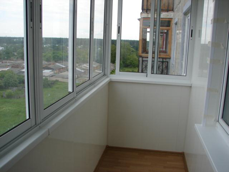 Остекленный балкон, это не только красиво, но и практично – помещение получает дополнительное утепление