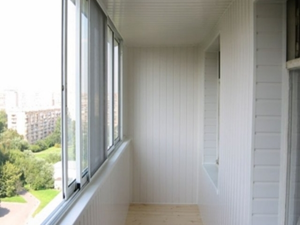 Сайдинг для внутренней отделки балкона используется такой же, как и для внешней