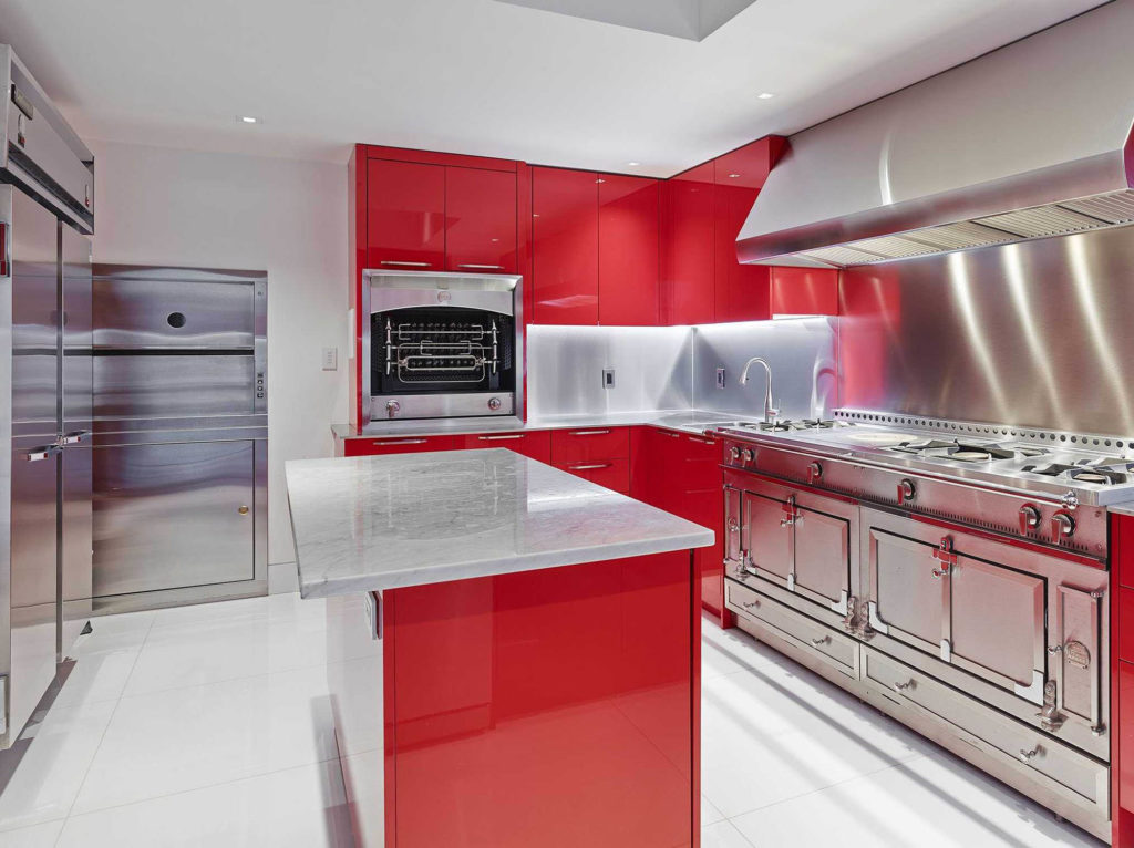 Кухня с металлической и красной отделкой