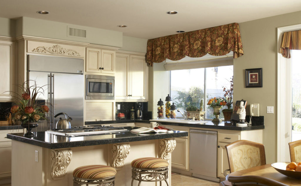 Красивые классические шторы для кухни