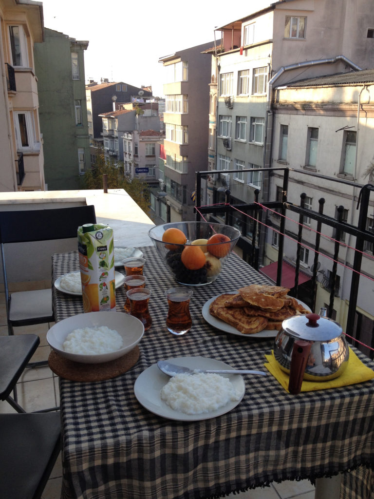 Летом гостей можно пригласить на чай на балкон