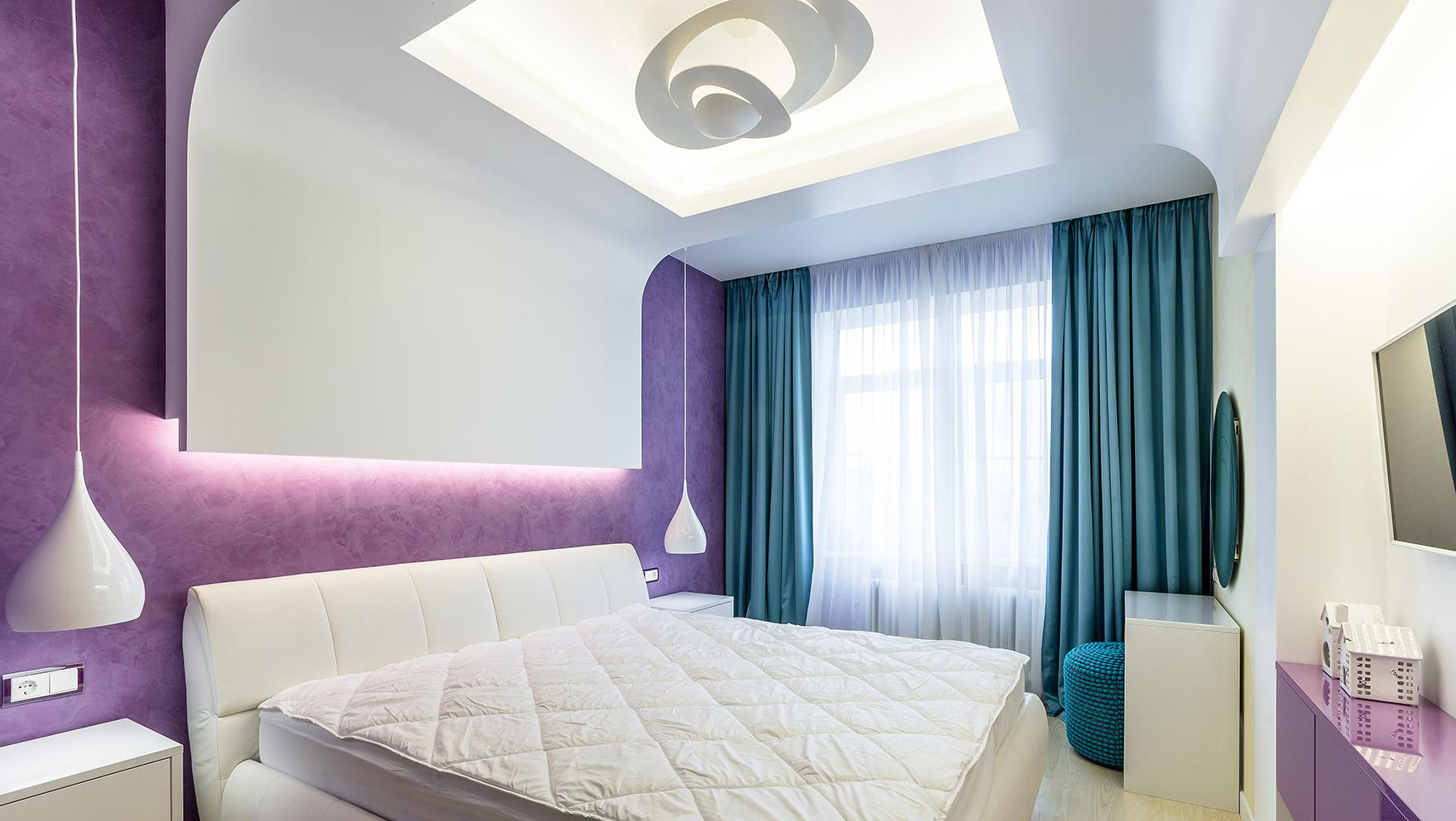 Бело-фиолетовая спальня с изумрудными шторами