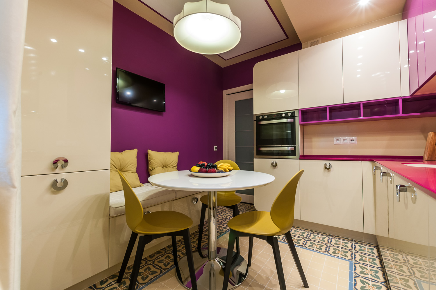 Фиолетово-желтые акценты на кухне