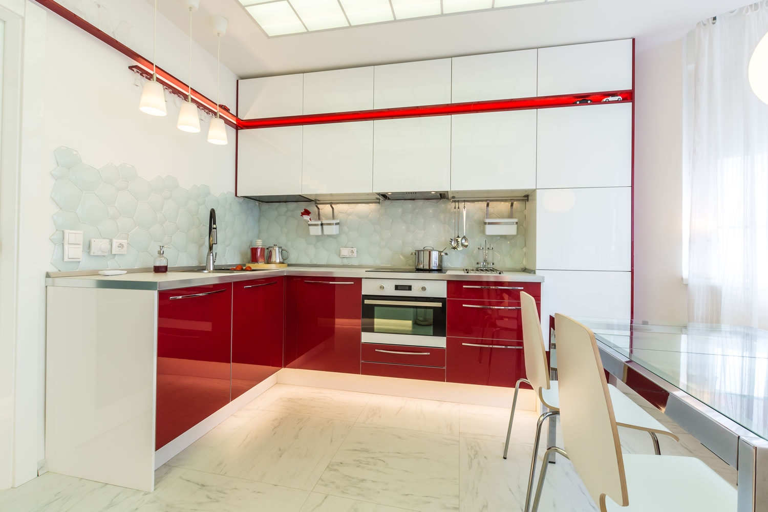 Красно-белая стильная кухня