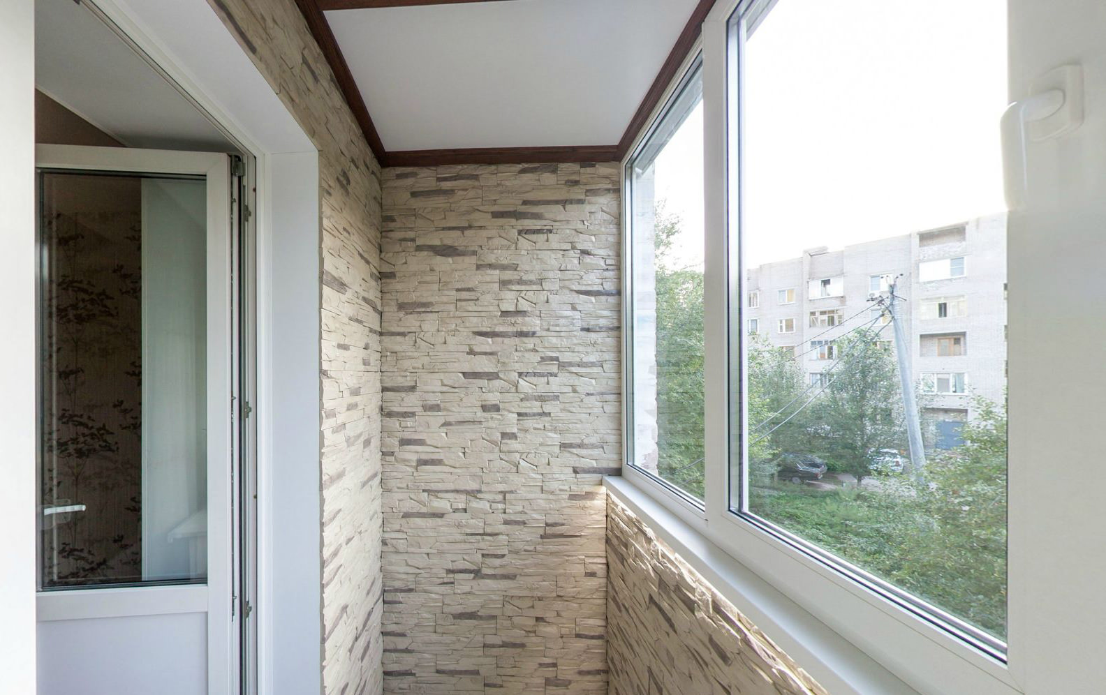 Бежево-серый декоративный камень в отделке балкона