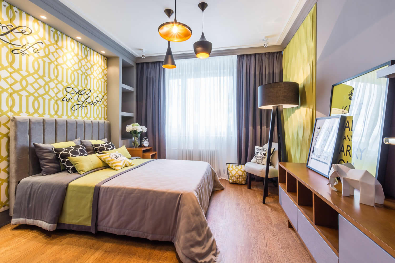 Серо-желтый дизайн спальни 14 кв м