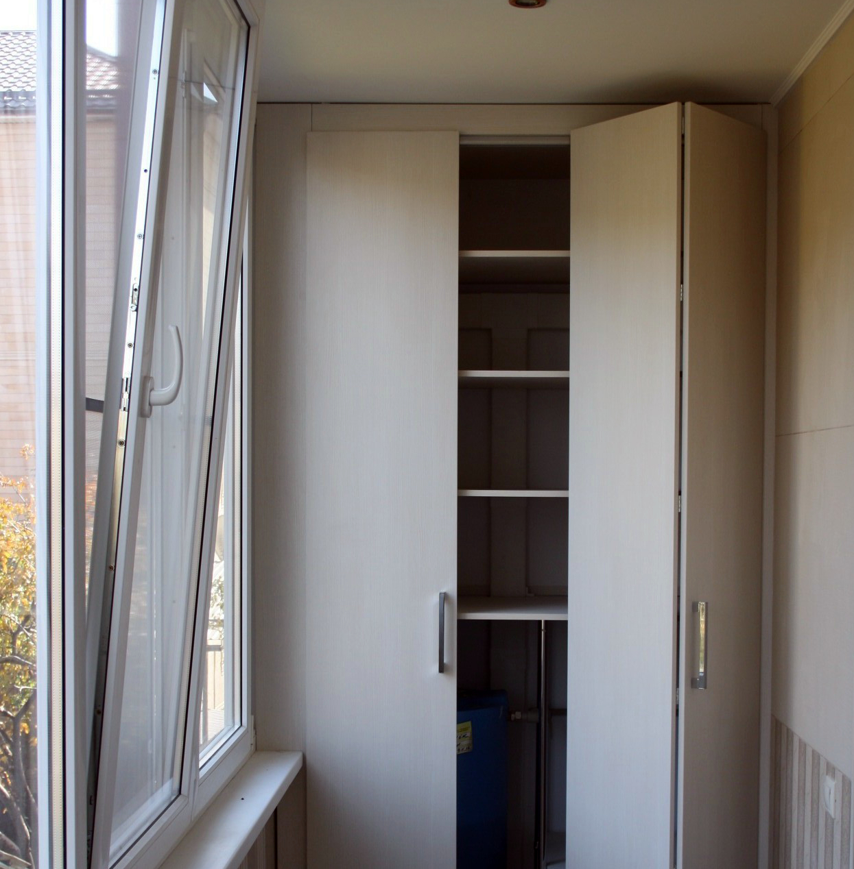 Шкаф на балконе