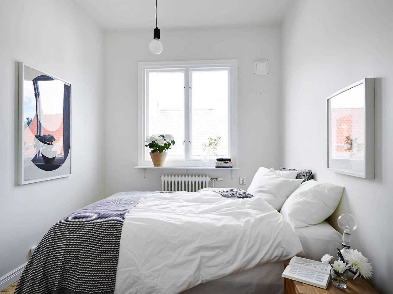 Белый дизайн узкой спальни