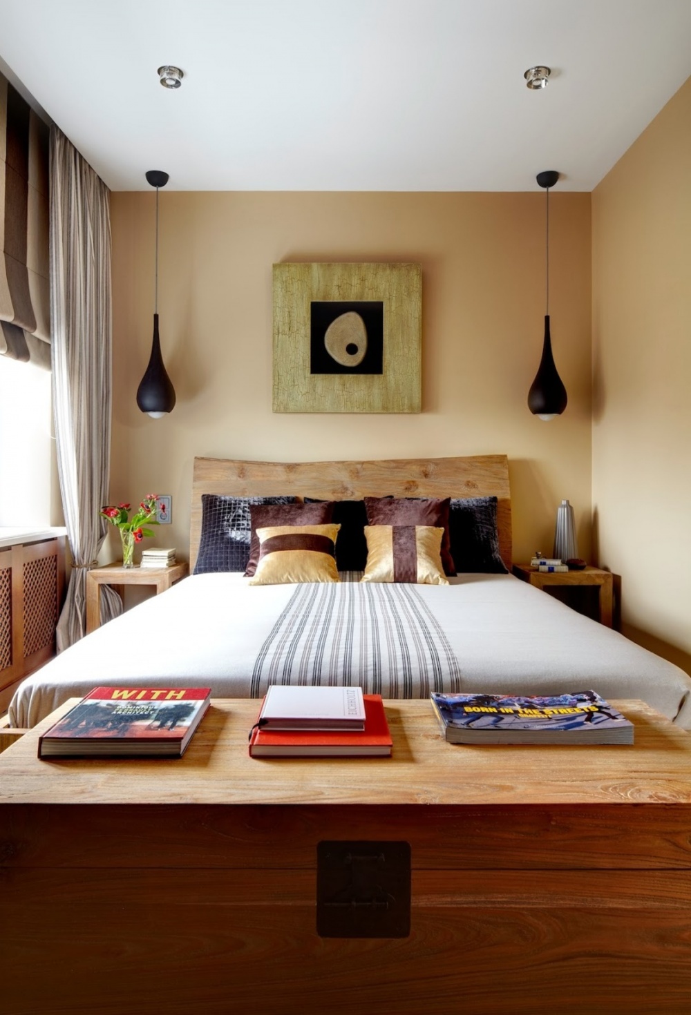 Дизайн узкой спальни с деревянной мебелью