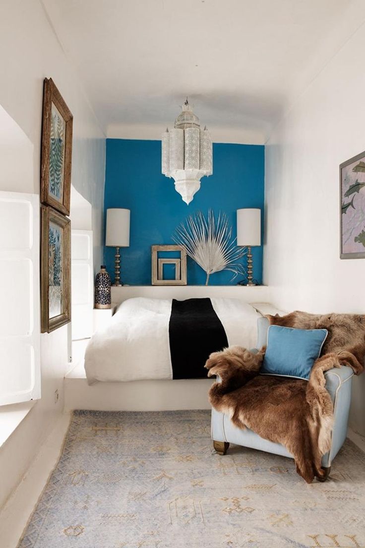 Голубой дизайн узкой спальни