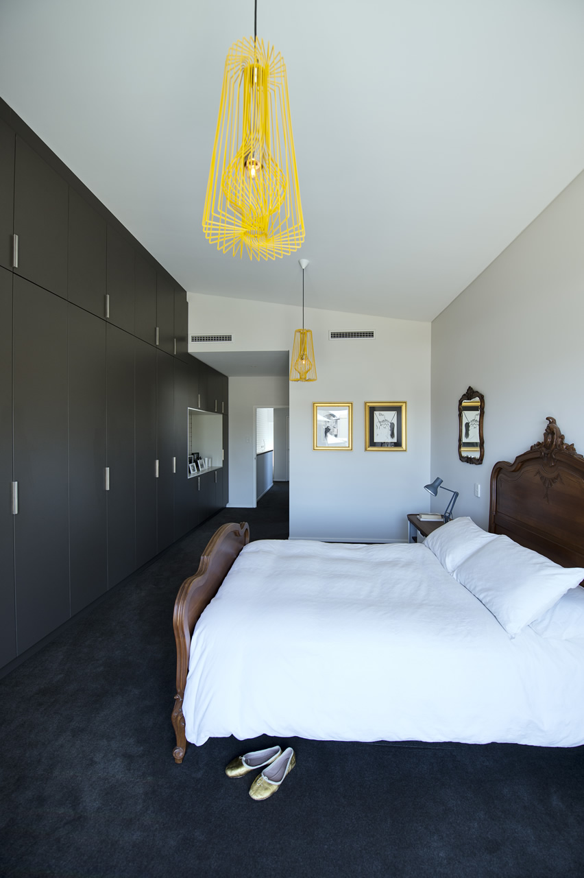 Дизайн узкой спальни в стиле модерн