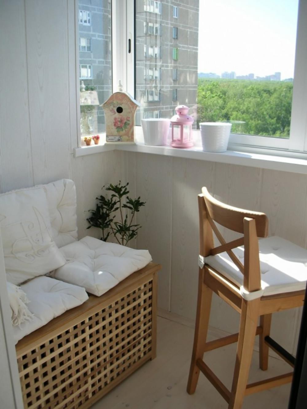 Деревянная мебель на балконе