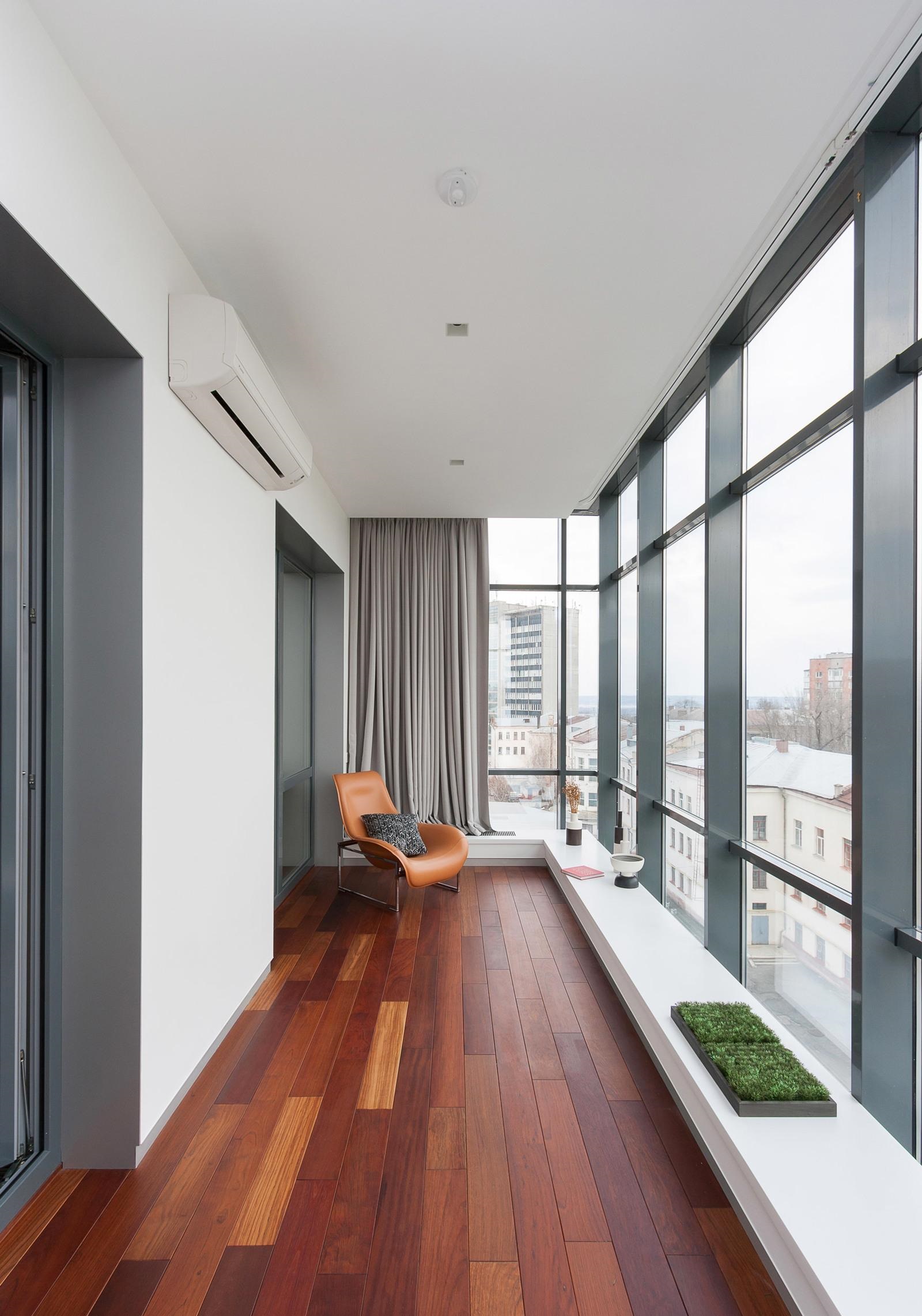 Балкон с панорамными окнами в минималистском стиле