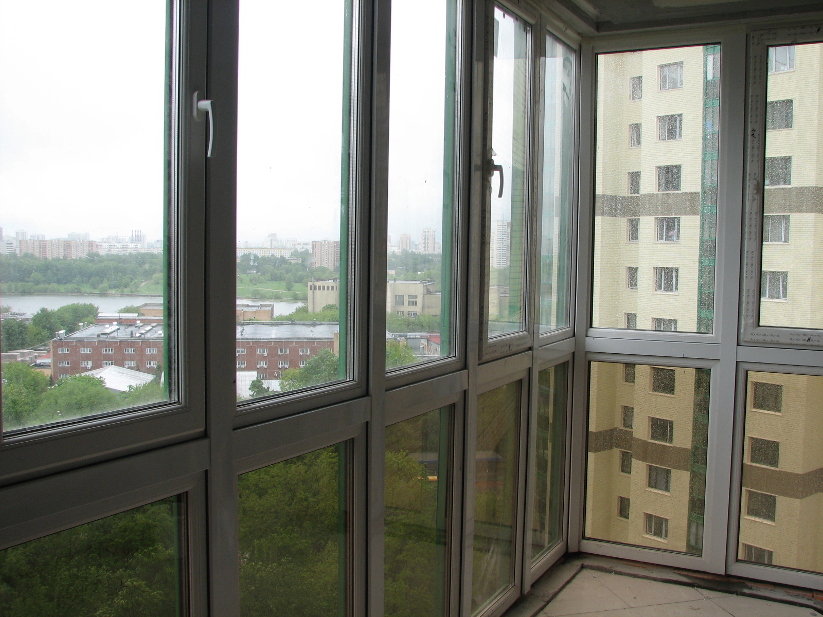 Балкон с панорамными пластиковыми окнами