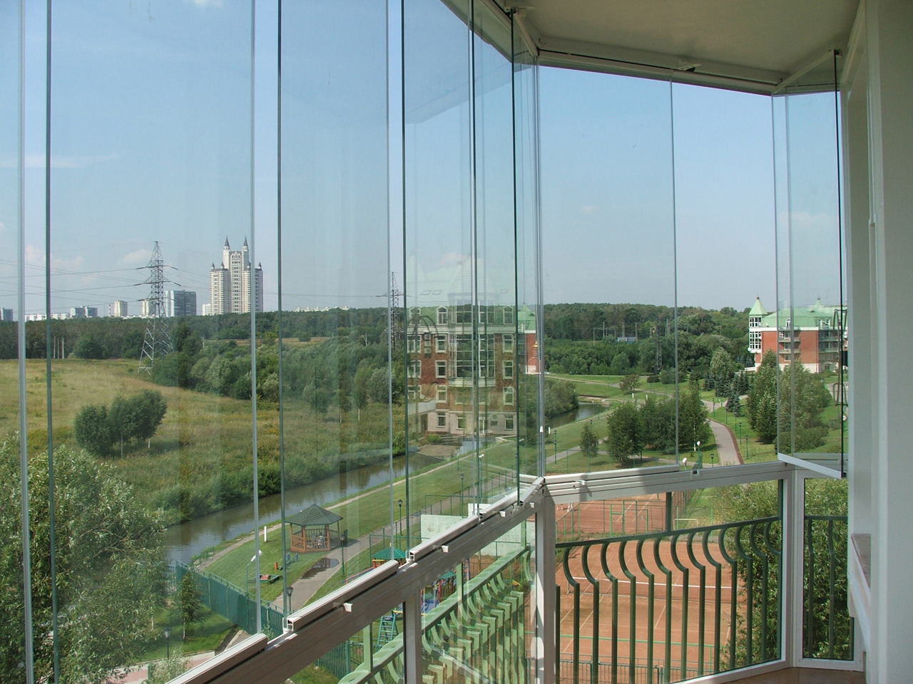 Раздвижные панорамные окна на балконе
