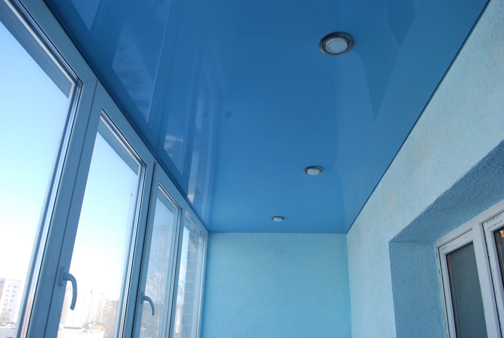 Голубой натяжной потолок на балконе