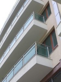 Модель балконных ограждений из алюминия с цветным стеклом