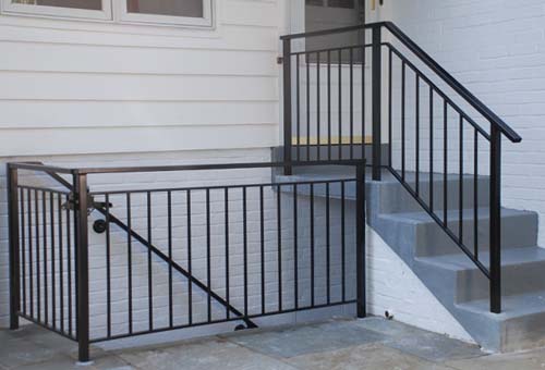 Стандартная ограда лестницы и площадки из черного металла