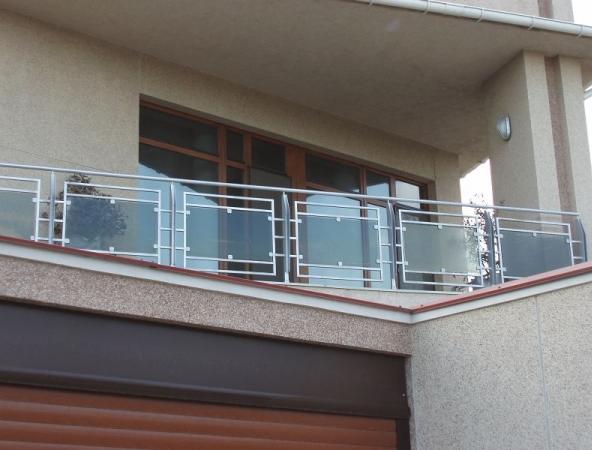 Установка балконного парапета из нержавейки со стеклом