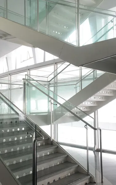 Открытая лестничная клетка в современном офисном здании — стоковое фото