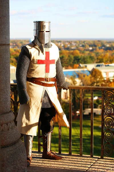 Средневековый рыцарь на балконе — стоковое фото