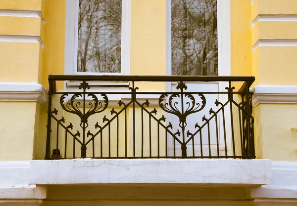 Железа балкон на стене желтая штукатурка. Тонированный — стоковое фото