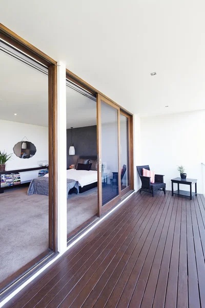 Спальня и балкон в роскоши австралийского дома — стоковое фото