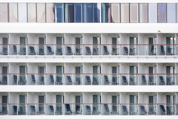 Фасад здания с балконами — стоковое фото