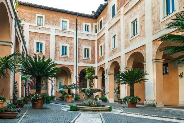 Уютный итальянский дворик — стоковое фото