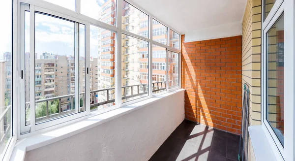 Застекленный балкон в квартире — стоковое фото