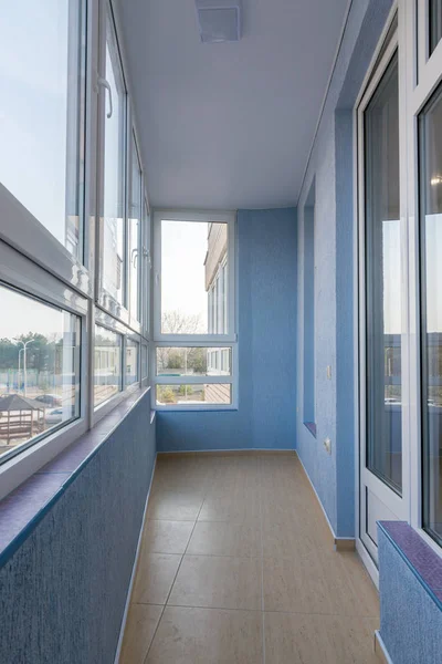 Интерьер ремонт балкона многоэтажного жилого дома — стоковое фото