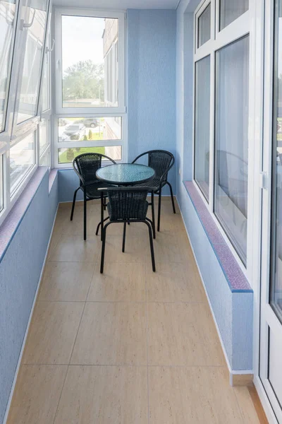 Комфортабельный балкон в квартире многоэтажного жилого дома — стоковое фото