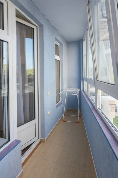 Балкон улучшенных квартира в многоэтажном жилом здании — стоковое фото