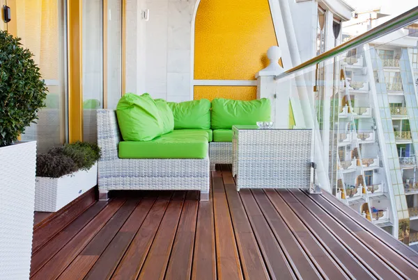 Пентхаус Квартира балкон с деревянными террасами — стоковое фото