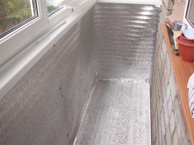 Чтобы балкон получил хорошее утепление, все поверхности застилают фольгированным пенополиэтиленом