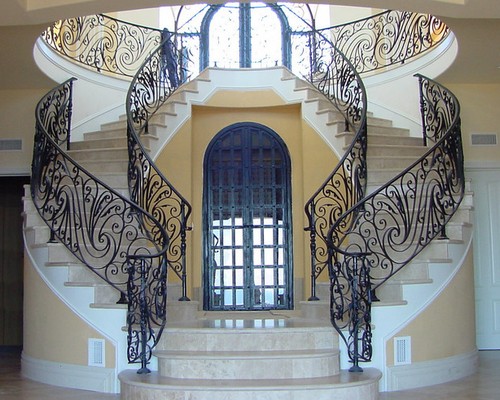 Лестница с коваными перилами в дворцовом стиле