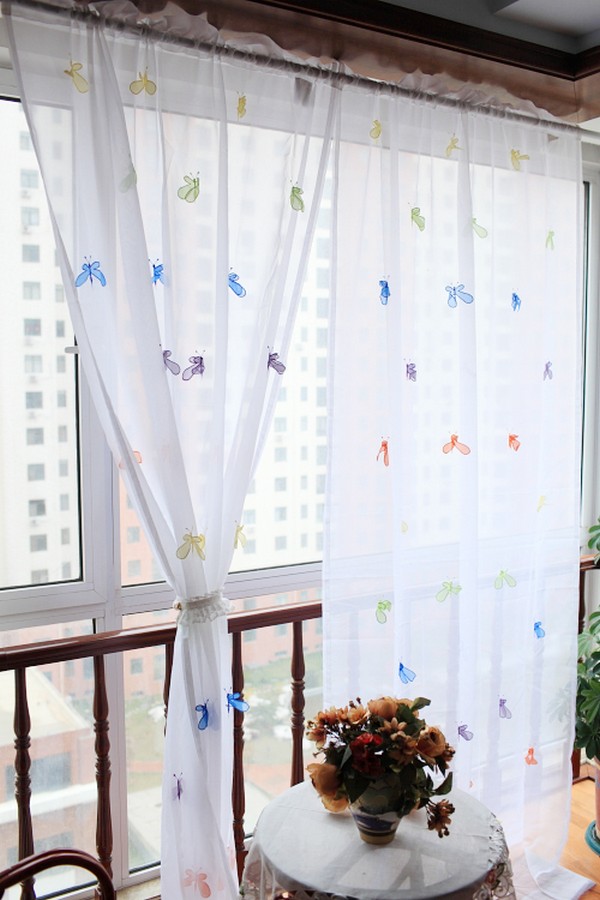Прозрачные шторки на балкон